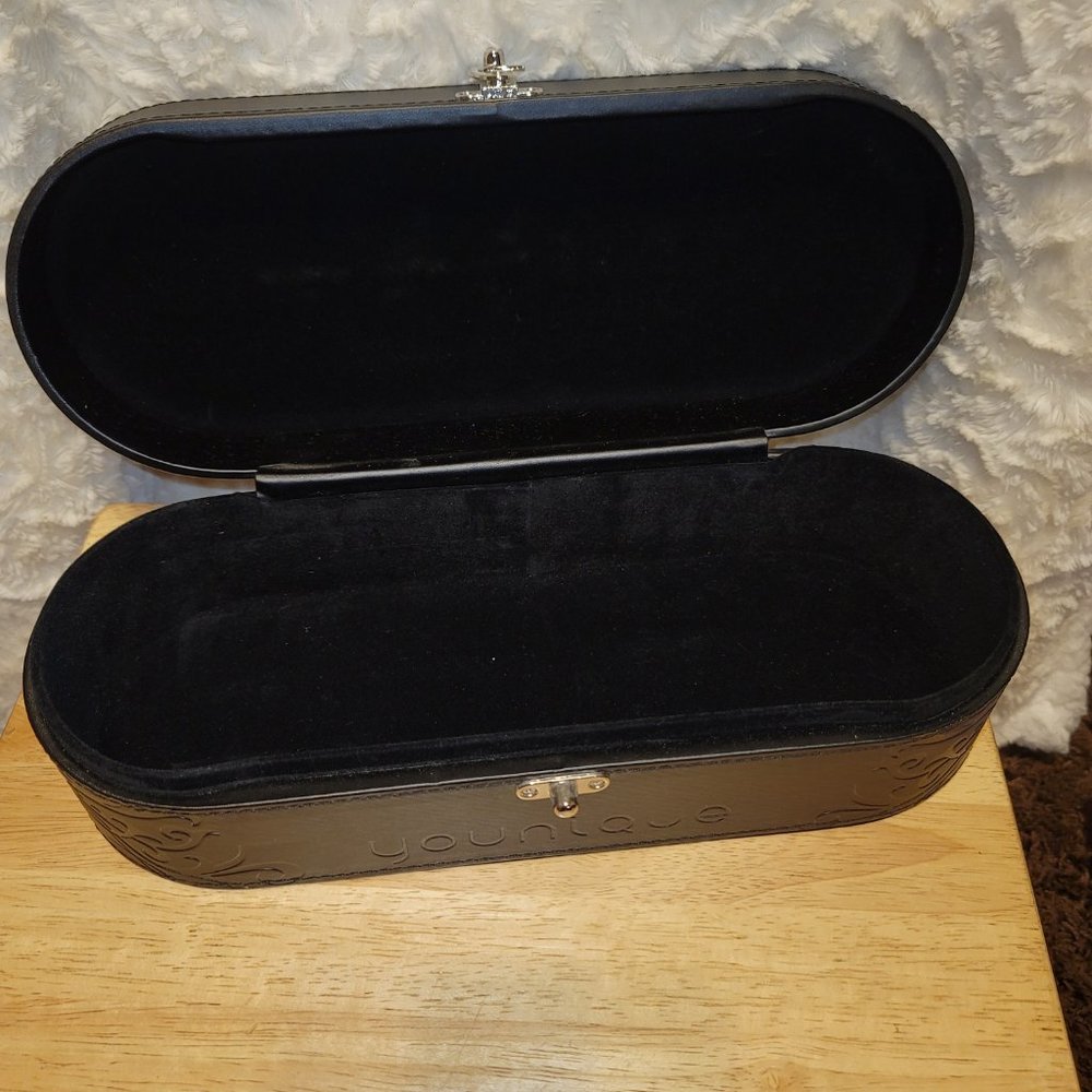 Younique Box - Picture 3 of 3